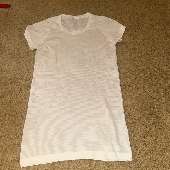 Size 4 White Lululemon Swiftly Tech Short-Sleeve Shirt - Picture 2 of 5
